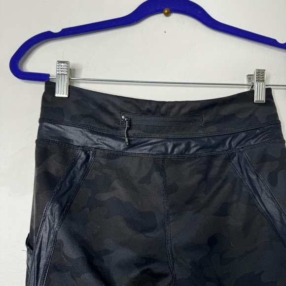 Lululemon Rare Chase Me Crop II Black camo leggings - Picture 7 of 8